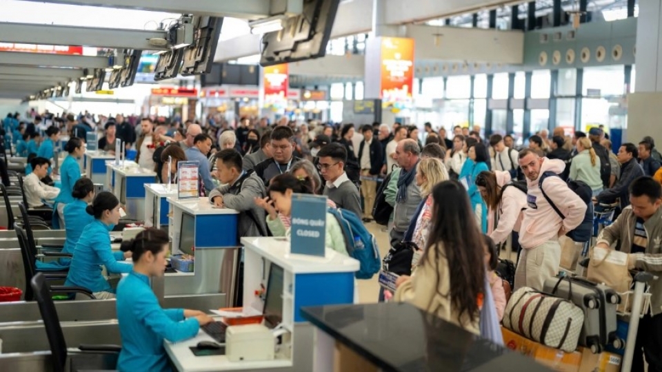 Air travel tops 636,000 passengers in first three days of national holiday